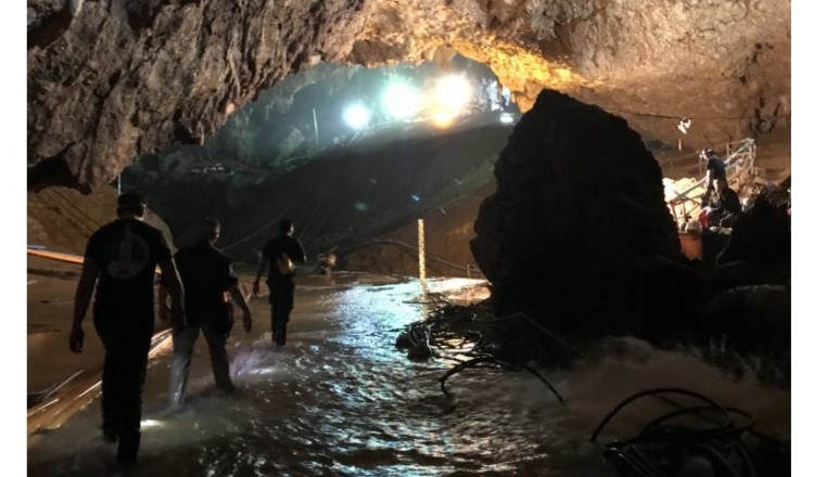 Στην Ταϊλάνδη έγινε το θαύμα: Βγήκαν από το σπήλαιο όλα τα παιδιά και ο προπονητής