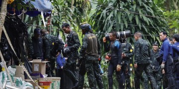 Ταϊλάνδη: Μάχη με το χρόνο για τον απεγκλωβισμό των 12 παιδιών από τη σπηλιά