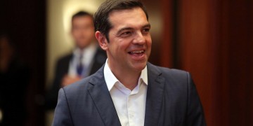 Επίσκεψη Τσίπρα στο συντονιστικό κέντρο του ΕΚΑΒ