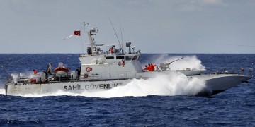 Έξι νεκροί από ανατροπή βάρκας κοντά στο Αϊβαλί