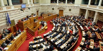 Ψηφίστηκε η τροπολογία που καταργεί το ασυμβίβαστο για τους βουλευτές, υποψήφιους στις ευρωεκλογές