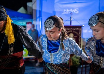 Μαύρη μαντίλα και περιβραχιόνιο από τους χορευτές της «Παναγίας Σουμελά» Μικροχωρίου για τη Συμφωνία των Πρεσπών