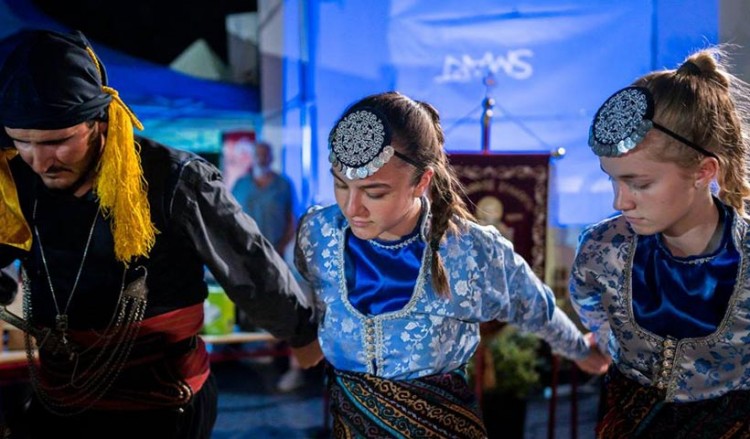 Μαύρη μαντίλα και περιβραχιόνιο από τους χορευτές της «Παναγίας Σουμελά» Μικροχωρίου για τη Συμφωνία των Πρεσπών