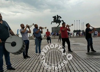 Ένας χορός για τη Μακεδονία: Διαμαρτυρία με μακεδονικό συρτό στη Θεσσαλονίκη (βίντεο)
