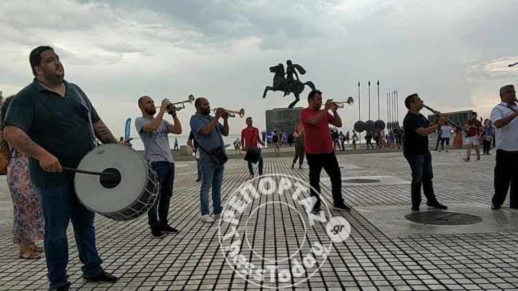Ένας χορός για τη Μακεδονία: Διαμαρτυρία με μακεδονικό συρτό στη Θεσσαλονίκη (βίντεο)