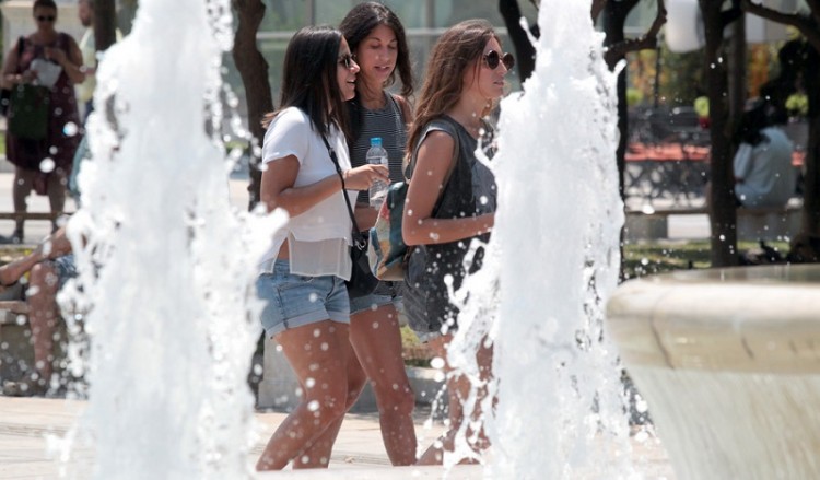 Παίρνει φωτιά το θερμόμετρο σήμερα – Έρχεται καύσωνας με 40άρι  2