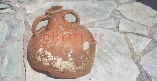 Ηράκλειο: Τουρίστας ανακάλυψε αμφορέα του 7ου αιώνα την ώρα που κολυμπούσε
