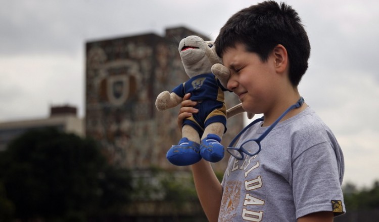 12χρονος Αϊνστάιν σπουδάζει στο πανεπιστήμιο παρέα με το αρκουδάκι του! (βίντεο)