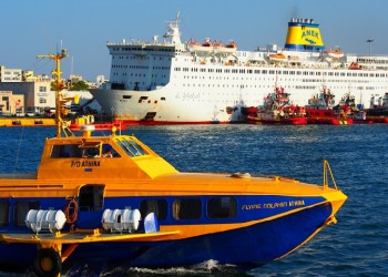 Καίγεται για δεύτερο 24ωρο το πλοίο «Ελευθέριος Βενιζέλος» στον Πειραιά