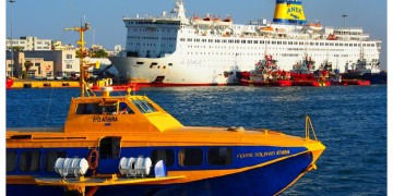 Καίγεται για δεύτερο 24ωρο το πλοίο «Ελευθέριος Βενιζέλος» στον Πειραιά