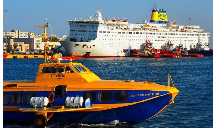 Καίγεται για δεύτερο 24ωρο το πλοίο «Ελευθέριος Βενιζέλος» στον Πειραιά