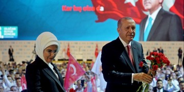 Ο Ερντογάν στέλνει τον Μακρόν για ψυχοθεραπεία!