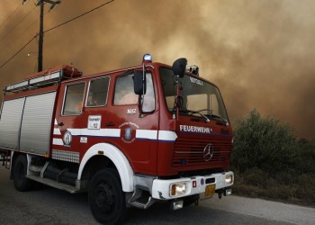 Κρήτη: Μεγάλη φωτιά στη Σητεία (βίντεο)