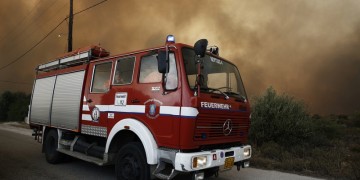 Κρήτη: Μεγάλη φωτιά στη Σητεία (βίντεο)