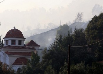 Άγρια μάχη με τις φλόγες στη Σιθωνία Χαλκιδικής (βίντεο)