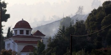 Άγρια μάχη με τις φλόγες στη Σιθωνία Χαλκιδικής (βίντεο)