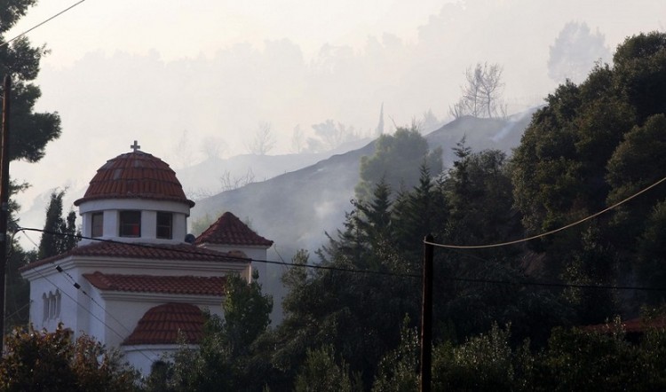 Άγρια μάχη με τις φλόγες στη Σιθωνία Χαλκιδικής (βίντεο)