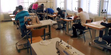 Κοζάνη: Κρατούμενοι φυλακών ράβουν ρούχα για όλους εμάς (φωτο)