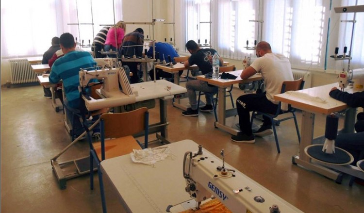 Κοζάνη: Κρατούμενοι φυλακών ράβουν ρούχα για όλους εμάς (φωτο)