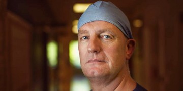 Η προσφορά του δρ Τζον Γκρίνγουντ στα θύματα της πυρκαγιάς στο Μάτι