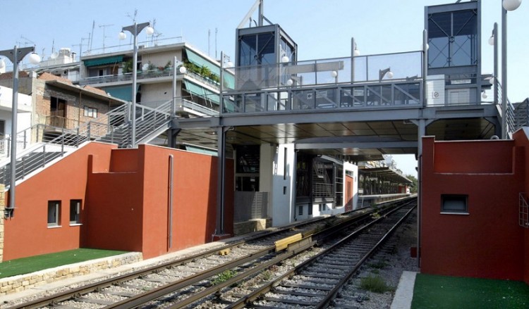 Μειωμένα δρομολόγια σε λεωφορεία, τρένα, μετρό και τραμ