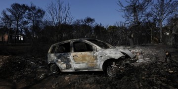 Στους 96 οι νεκροί από τη φωτιά στην ανατολική Αττική – Κατέληξε  68χρονος εγκαυματίας