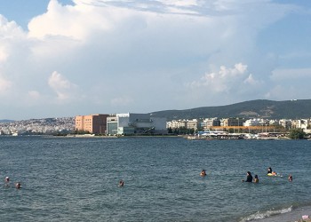 Στη Θεσσαλονίκη κάνουν μπάνιο σε απόσταση αναπνοής από τον Λευκό Πύργο!