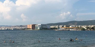 Στη Θεσσαλονίκη κάνουν μπάνιο σε απόσταση αναπνοής από τον Λευκό Πύργο!