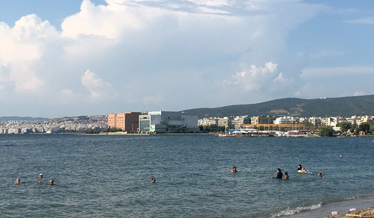 Στη Θεσσαλονίκη κάνουν μπάνιο σε απόσταση αναπνοής από τον Λευκό Πύργο!