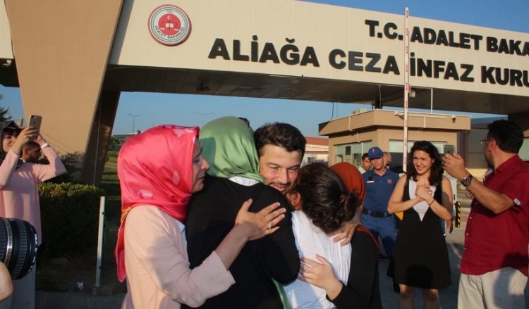 Αποφυλακίστηκε ο επικεφαλής της Διεθνούς Αμνηστίας στην Τουρκία Τανέρ Κιλίτς
