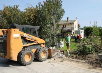 Η πρώτη κατεδάφιση αυθαιρέτου, μια μάντρα στην Κασσάνδρα Χαλκιδικής (φωτο)