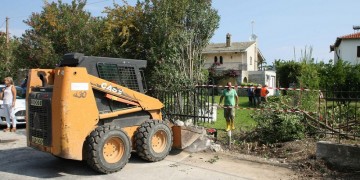 Η πρώτη κατεδάφιση αυθαιρέτου, μια μάντρα στην Κασσάνδρα Χαλκιδικής (φωτο)