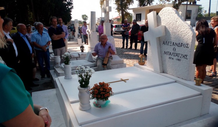 Συνοδεία ποντιακής λύρας το μνημόσυνο του Πόντιου πολιτικού Αλέξανδρου Μπαλτατζή