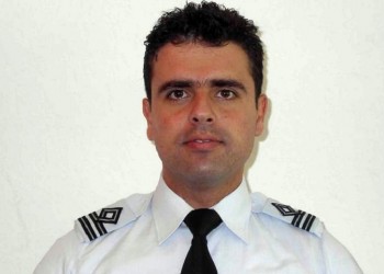 Σε κλίμα οδύνης η κηδεία του επισμηναγού που έπεσε με το εκπαιδευτικό αεροσκάφος στις Κολλίνες