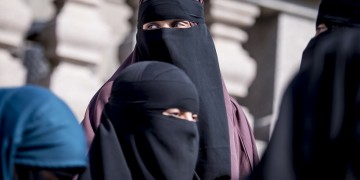 Στη Δανία από σήμερα απαγορεύονται η μπούρκα και το νικάμπ