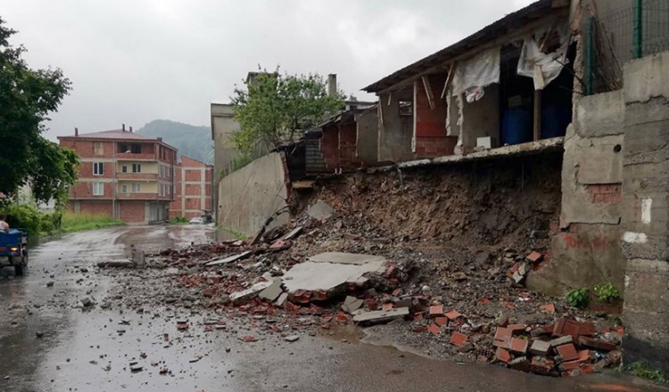 Απίστευτες ζημιές από τις πλημμύρες στον Πόντο (βίντεο)