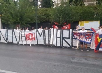 Οπαδοί του Πανιωνίου σήκωσαν πανό στην ιταλική πρεσβεία