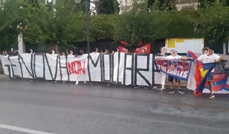 Οπαδοί του Πανιωνίου σήκωσαν πανό στην ιταλική πρεσβεία