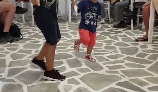 Πιτσιρίκια στην Αμοργό τρελαίνουν με το χορό τους! (βίντεο)