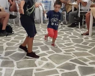 Πιτσιρίκια στην Αμοργό τρελαίνουν με το χορό τους! (βίντεο)
