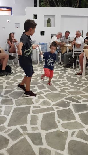 Πιτσιρίκια στην Αμοργό τρελαίνουν με το χορό τους! (βίντεο)