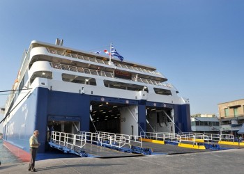 Πρόσκρουση καταπέλτη του Blue Star Paros στο λιμάνι της Σύρου