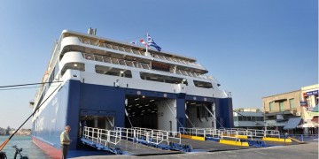 Πρόσκρουση καταπέλτη του Blue Star Paros στο λιμάνι της Σύρου