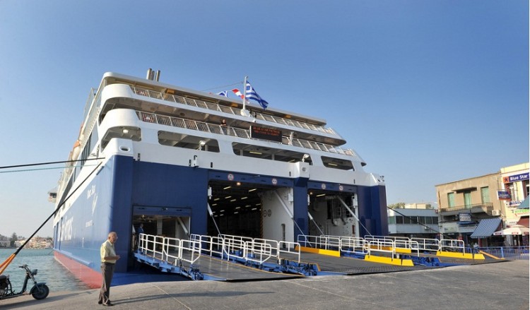 Πρόσκρουση καταπέλτη του Blue Star Paros στο λιμάνι της Σύρου