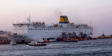 Φωτιά στο πλοίο «Ελ. Βενιζέλος» – Ολοκληρώθηκε με ασφάλεια η αποβίβαση των επιβατών