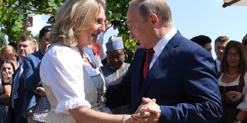 Ο Πούτιν χόρεψε με την Αυστριακή υπουργό Εξωτερικών στο γάμο της