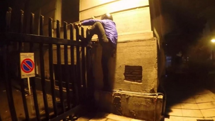 Ο Ρουβίκωνας έκανε... βόλτα για δεύτερη φορά σε 5 εβδομάδες στο υπουργείο Εξωτερικών! (βίντεο)