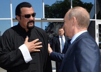 Ο σταρ του Χόλυγουντ Στίβεν Σιγκάλ αρμόδιος για τις ρωσο-αμερικανικές ανθρωπιστικές σχέσεις