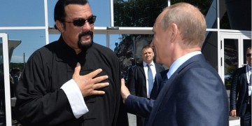 Ο σταρ του Χόλυγουντ Στίβεν Σιγκάλ αρμόδιος για τις ρωσο-αμερικανικές ανθρωπιστικές σχέσεις
