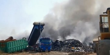 Μαίνεται η φωτιά στη Σίνδο – Δεν υπάρχει κίνδυνος για τους κατοίκους (βίντεο)